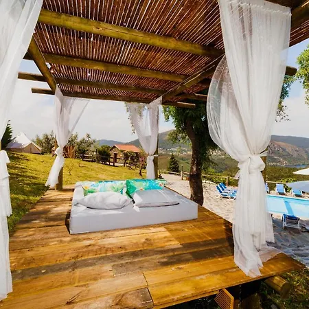 לינה וארוחת בוקר Arrabia Glamping 4*